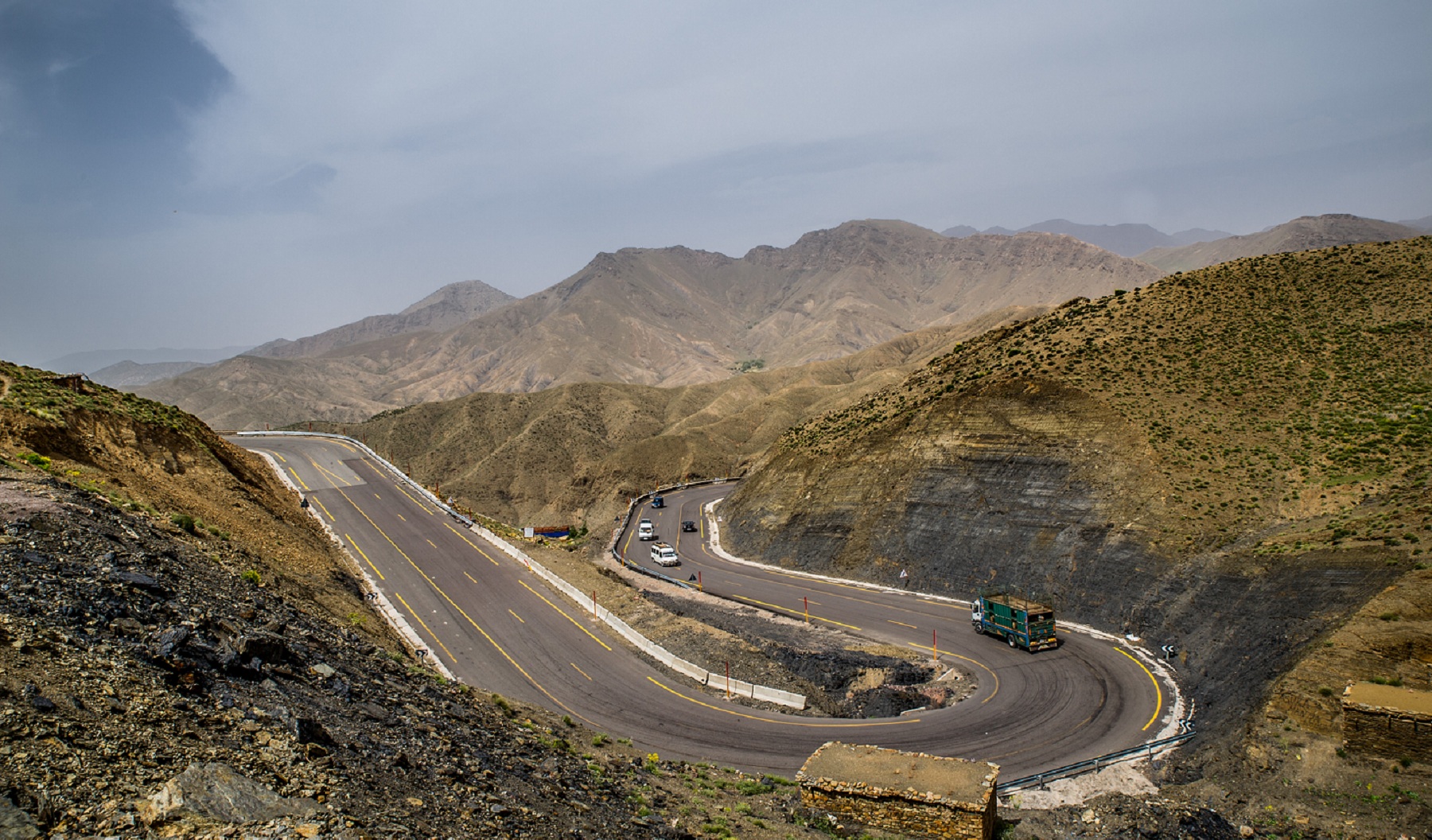 Route sinueuse dans les montagnes de l'Atlas
