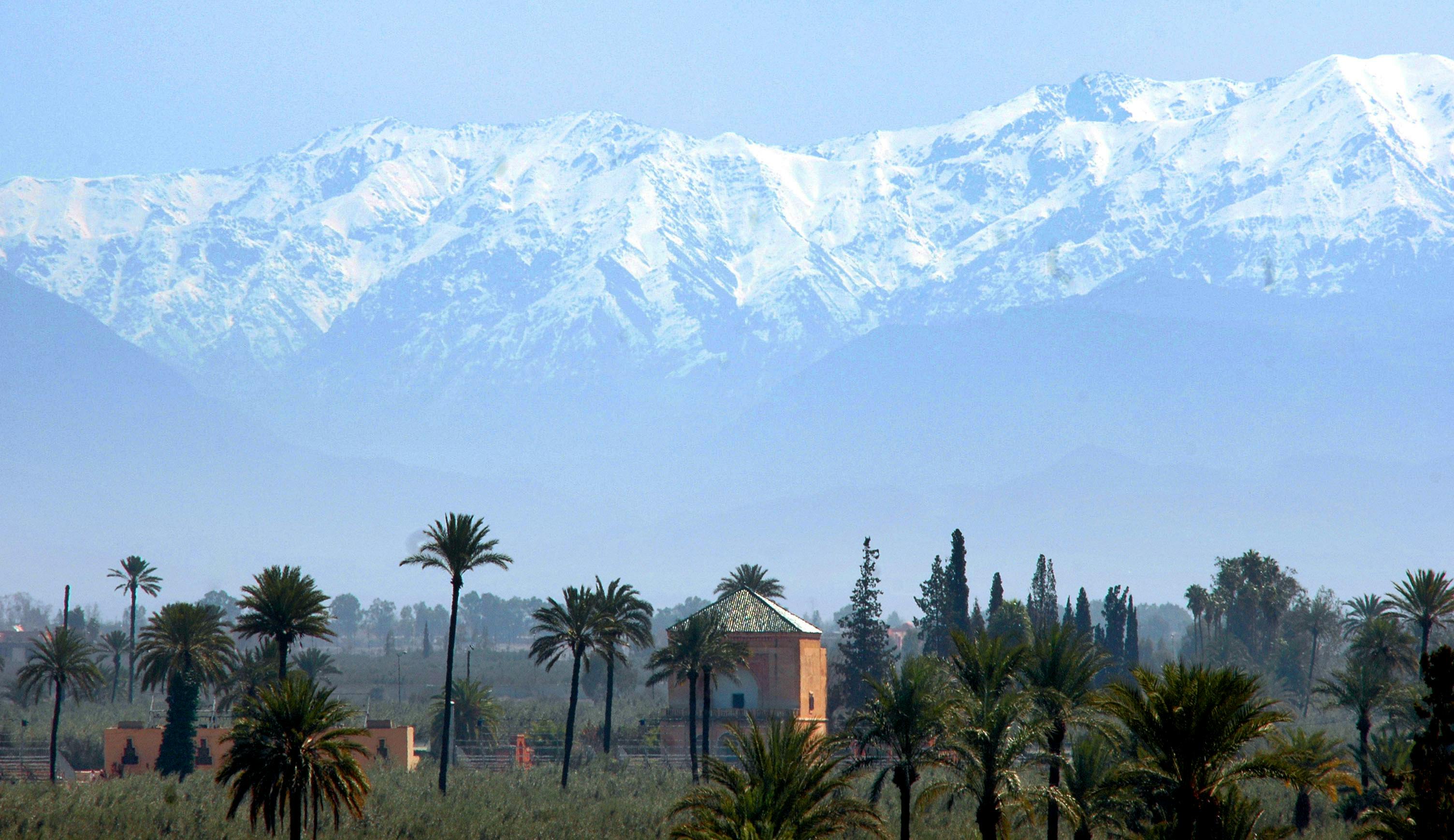Vue panoramique sur l'Atlas depuis la route de Marrakech