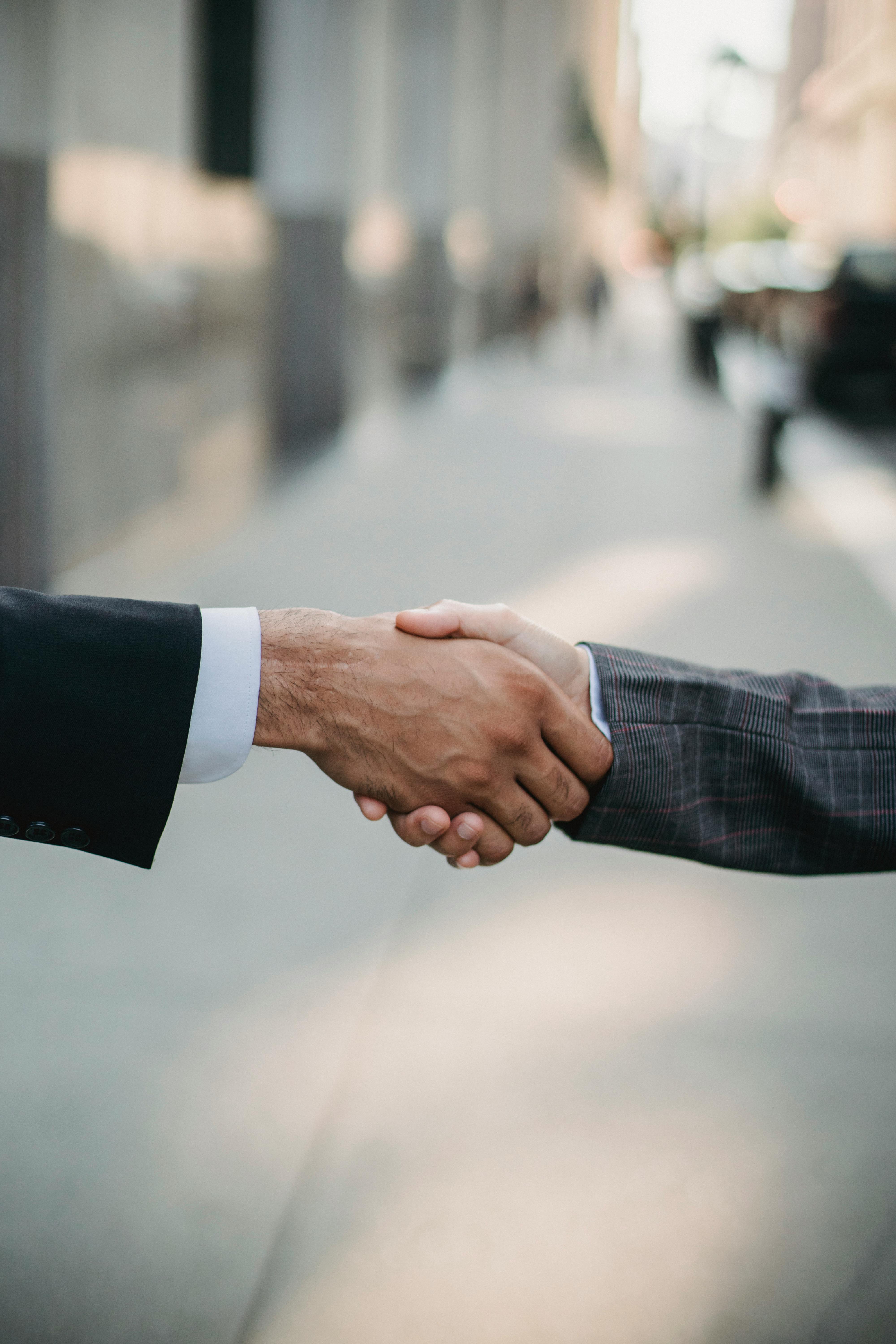 Échange de clés et discussion entre propriétaire et conducteur