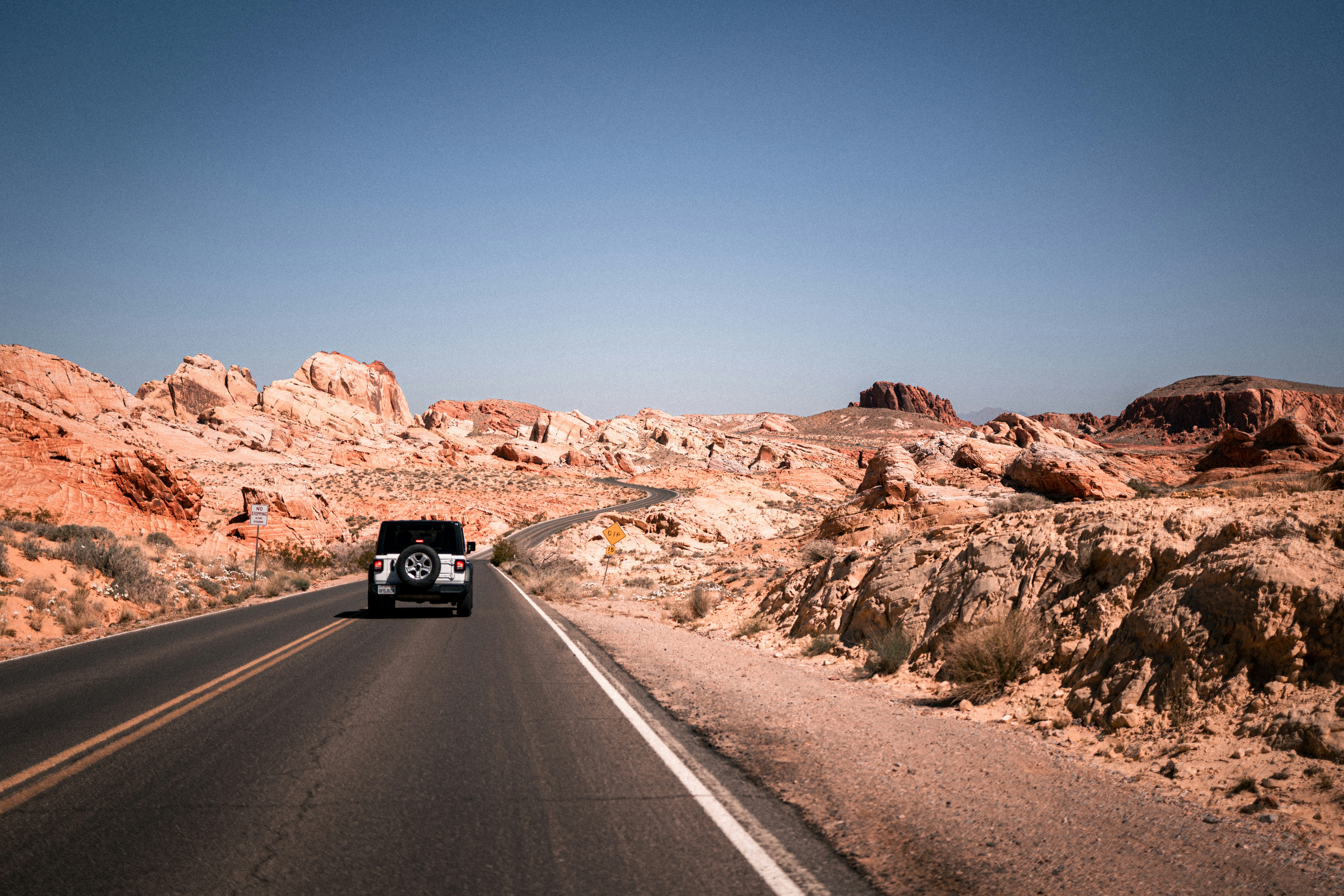 Conduite sur une route marocaine pittoresque
