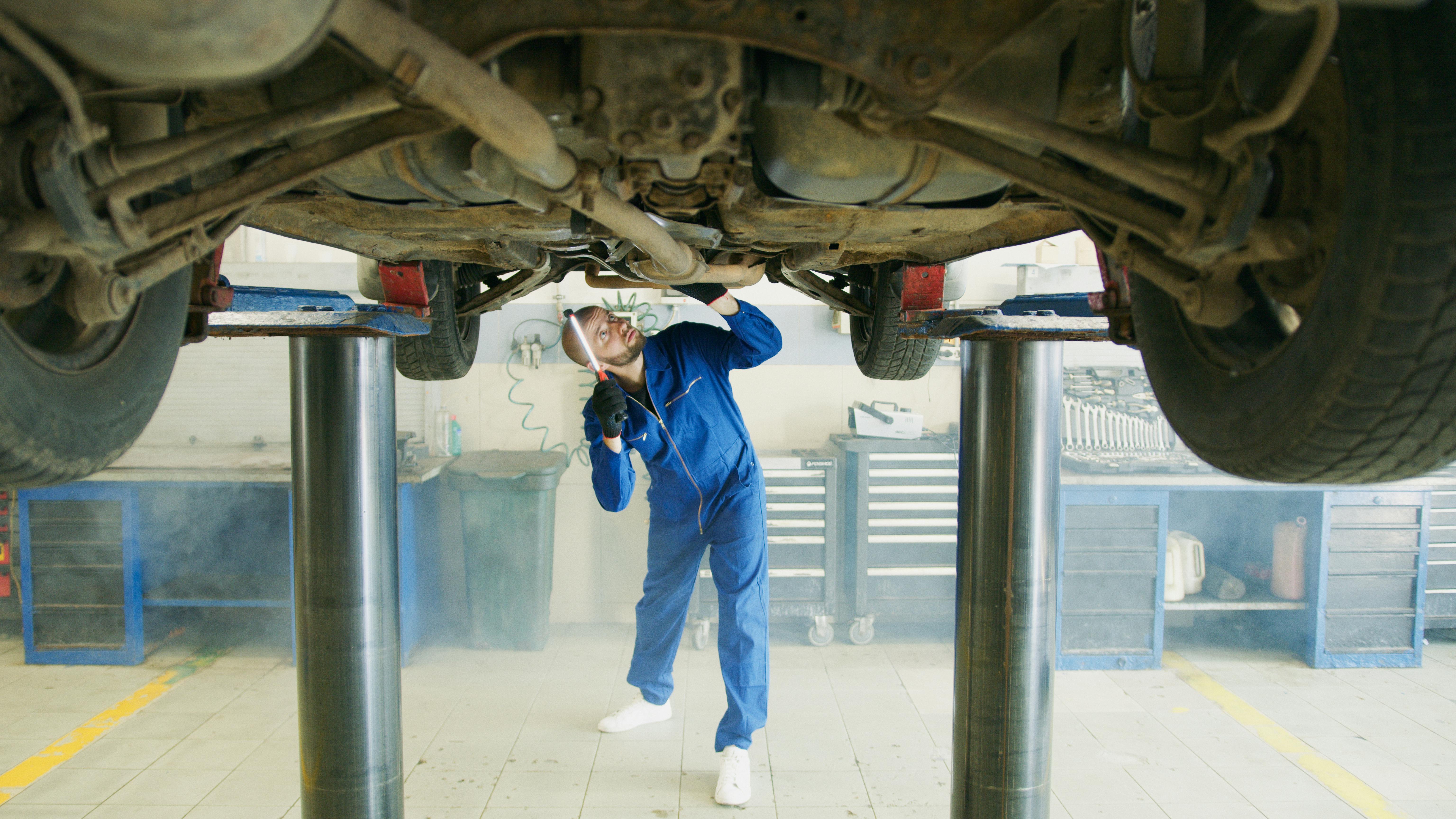 Inspection minutieuse d'une voiture avant location